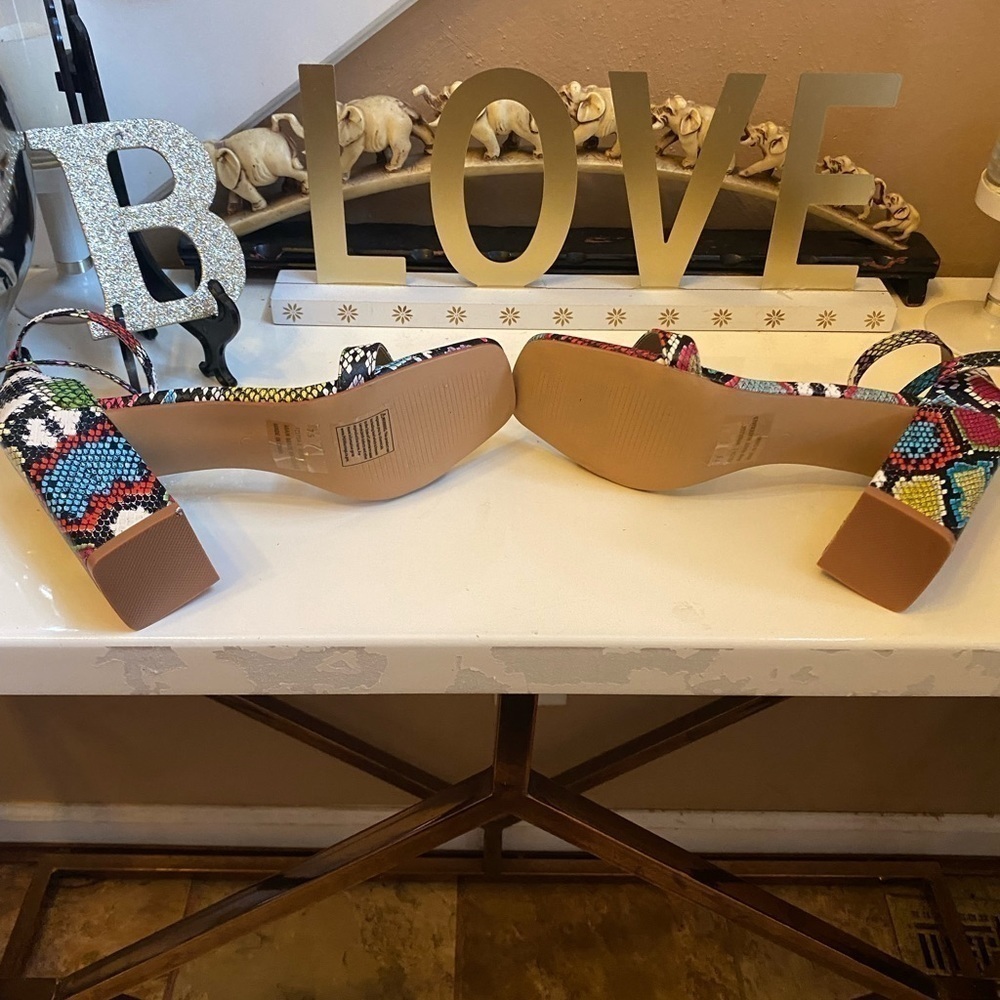 NWOT OR BOX.  FASHION NOVA MULTICOLORED SNAKE PRINT SANDAL SIZE 7.5 - Picture 9 of 11